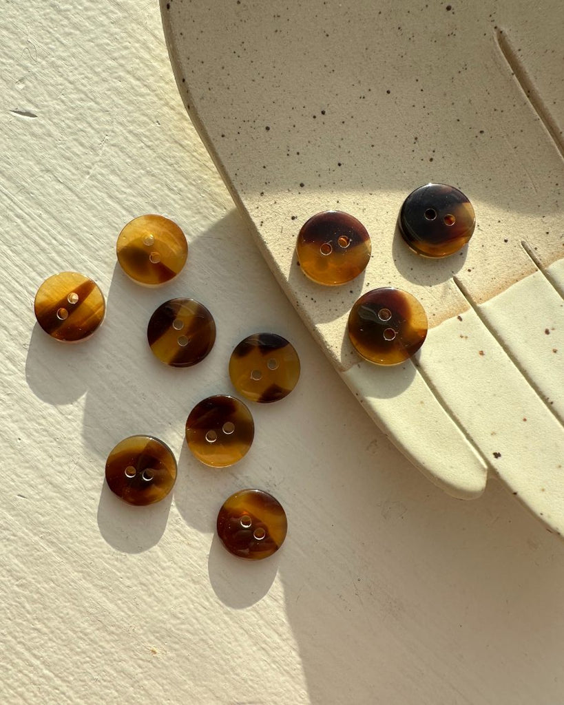 10 mørkebrune galalit knapper med 2 huller Ø15 mm