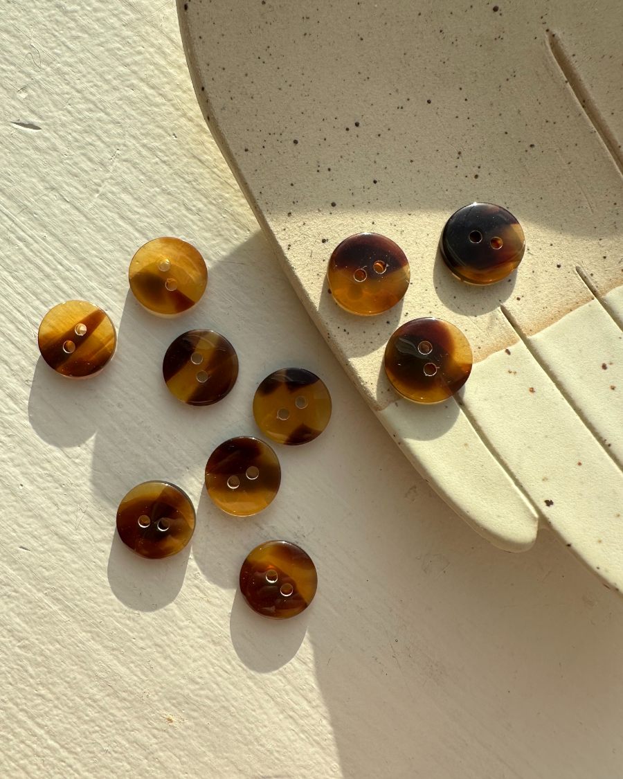 10 mørkebrune galalit knapper med 2 huller Ø15 mm
