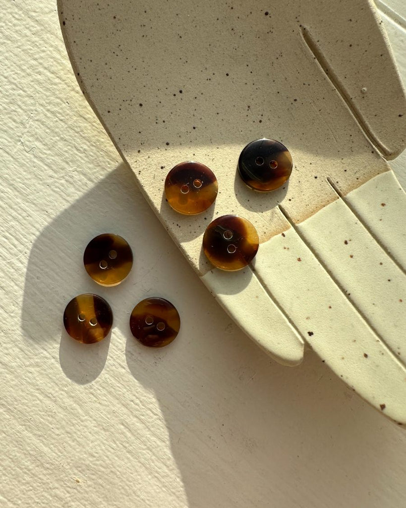 6 stk mørkebrune galalit knapper med 2 huller Ø 15 mm