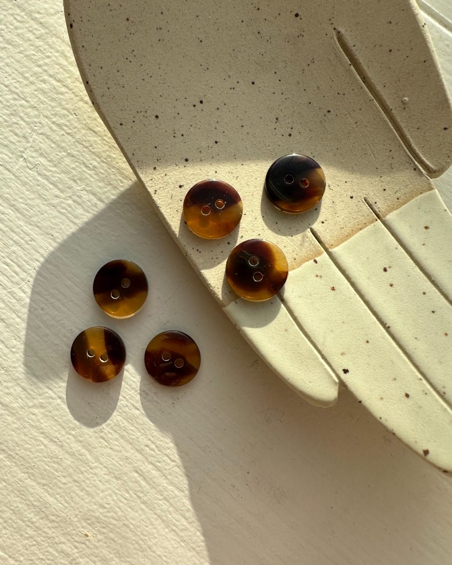 6 stk mørkebrune galalit knapper med 2 huller Ø 15 mm