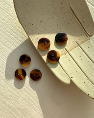 6 stk mørkebrune galalit knapper med 2 huller Ø 15 mm