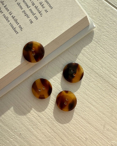 4 mørkebrune galalit knapper med 2 uhller Ø 20 mm