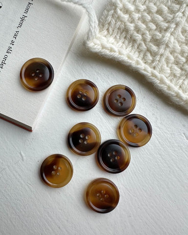 8 Imiterede mørkebrune hornknapper af galalit