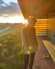 Kvinde iført brun Hazel Sweater