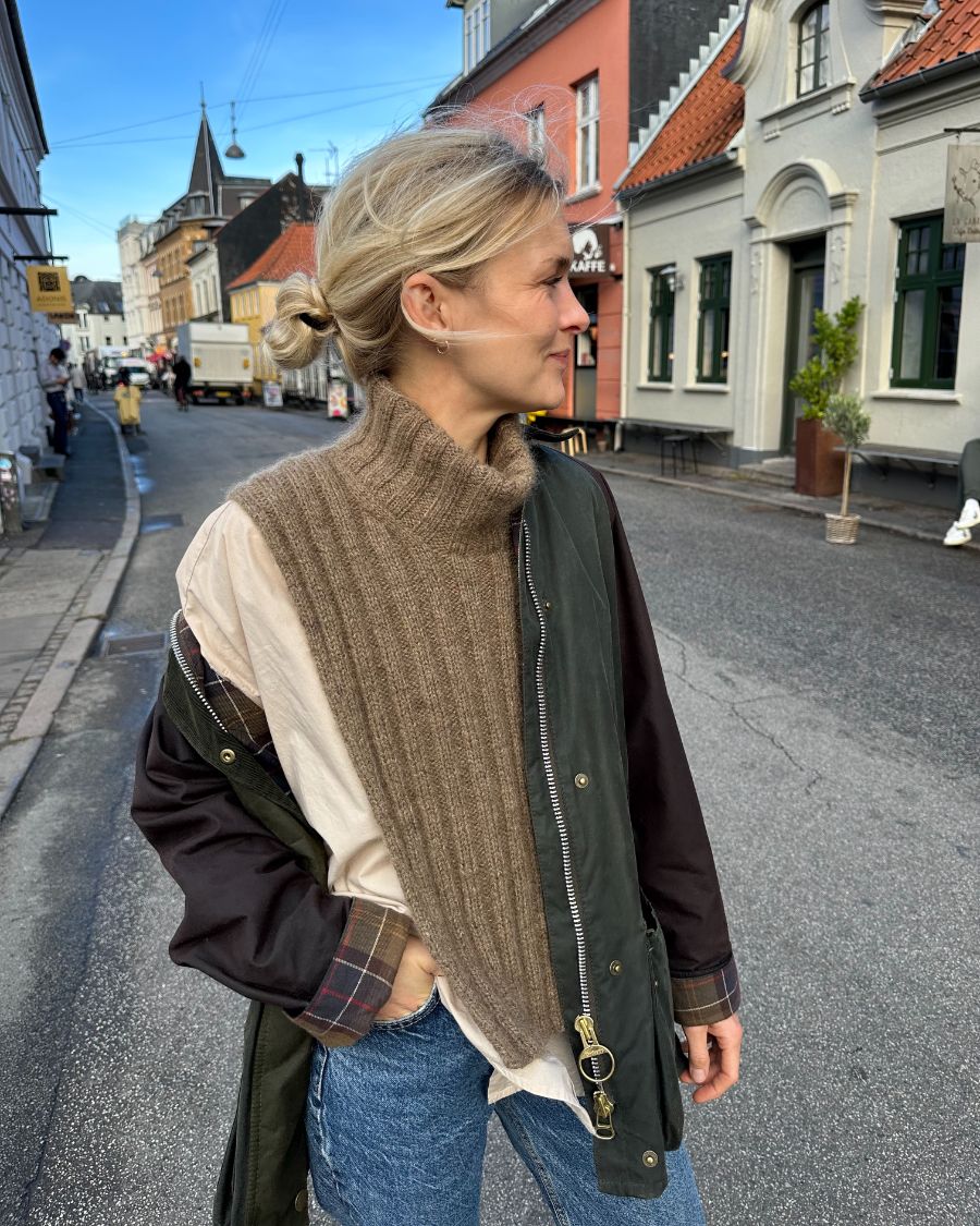 Kvinde iført brun Hazel Neck