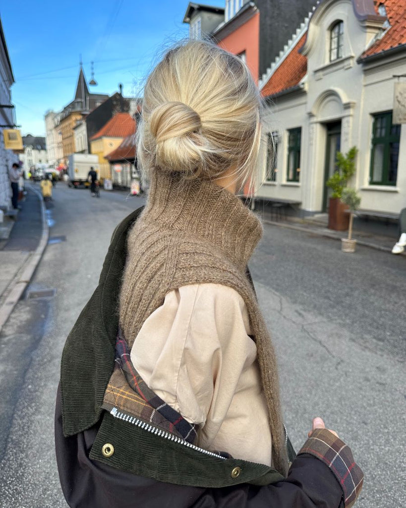 Kvinde iført brun Hazel Neck