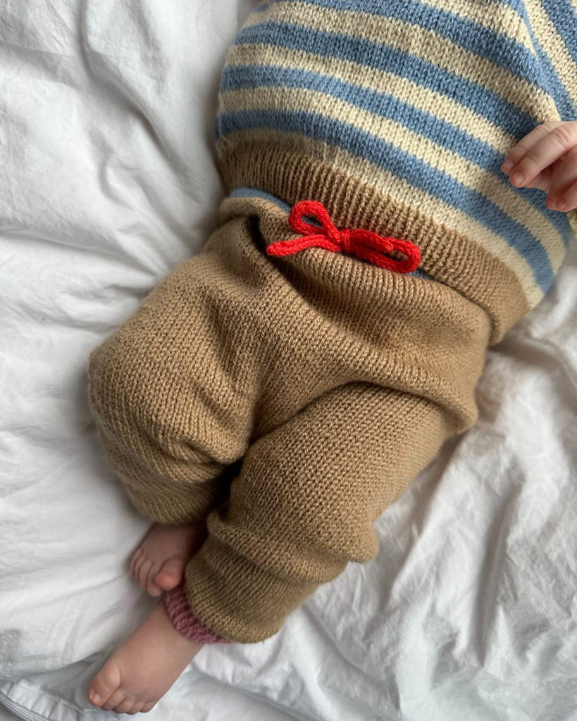 Barn iført flerfarvet Holger Baby Set