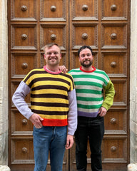 To mænd iført flerfarvede Holger Sweater Man