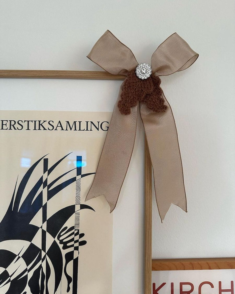 Hængende brun Holly Bow