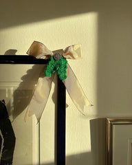 Hængende grøn Holly Bow