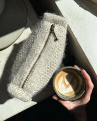 Lysegrå Honey Clutch i kraftigt sollys