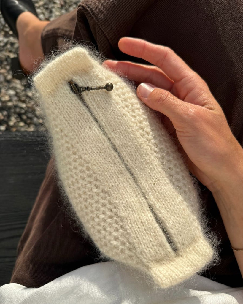 Kvinde siddende med hvid Honey Clutch