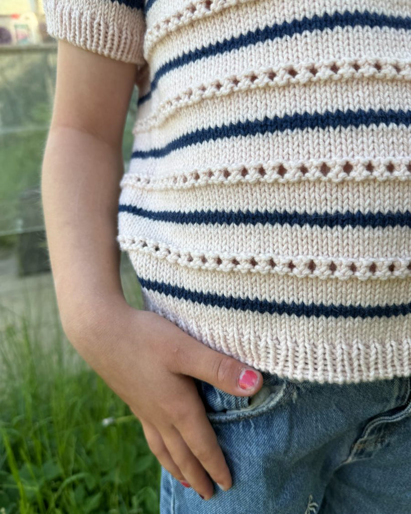 Detaljebillede af pige med lyserød og blå Ida Tee Junior