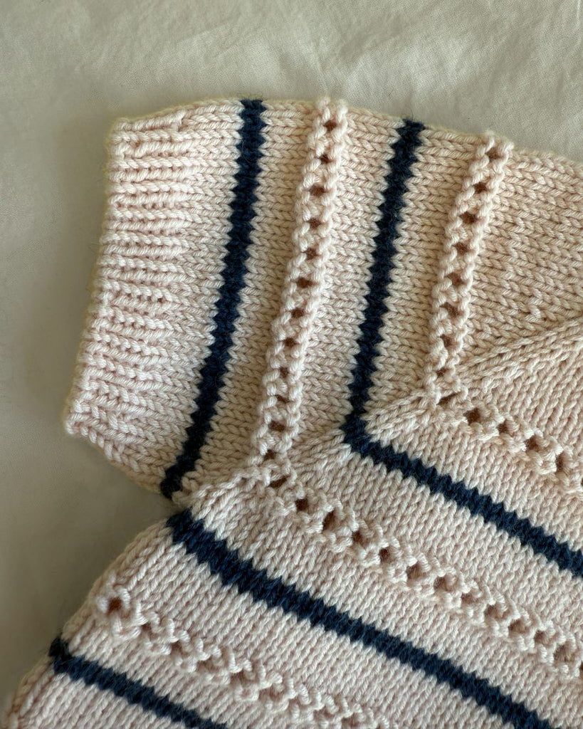 Detaljebillede af lyserød og blå Ida Tee Junior