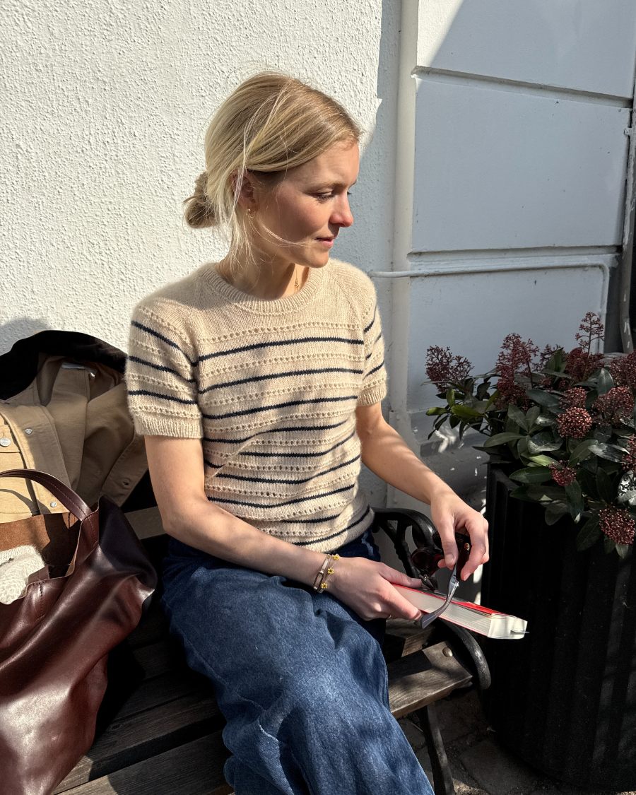 Kvinde med hvid og blå Ida Tee