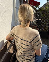 Kvinde set bagfra med hvid og blå Ida Tee