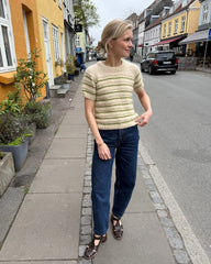Kvinde i hvid og grøn Ida Tee