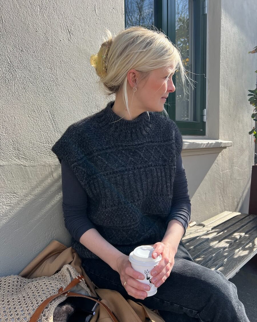 Kvinde iført koksgrå Ingrid Slipover