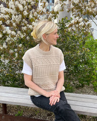 Kvinde iført kitfarvet Ingrid Slipover