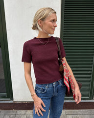 Kvinde iført bordeaux Ivy Tee