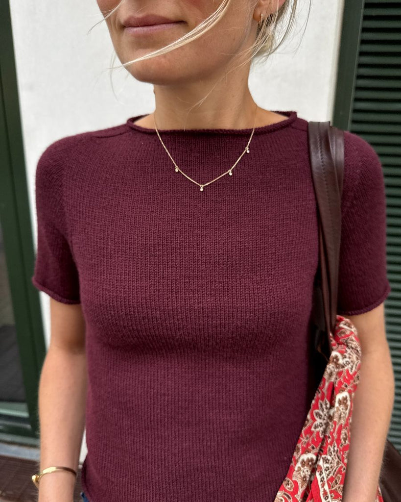 Closeup af kvinde iført bordeaux Ivy Tee