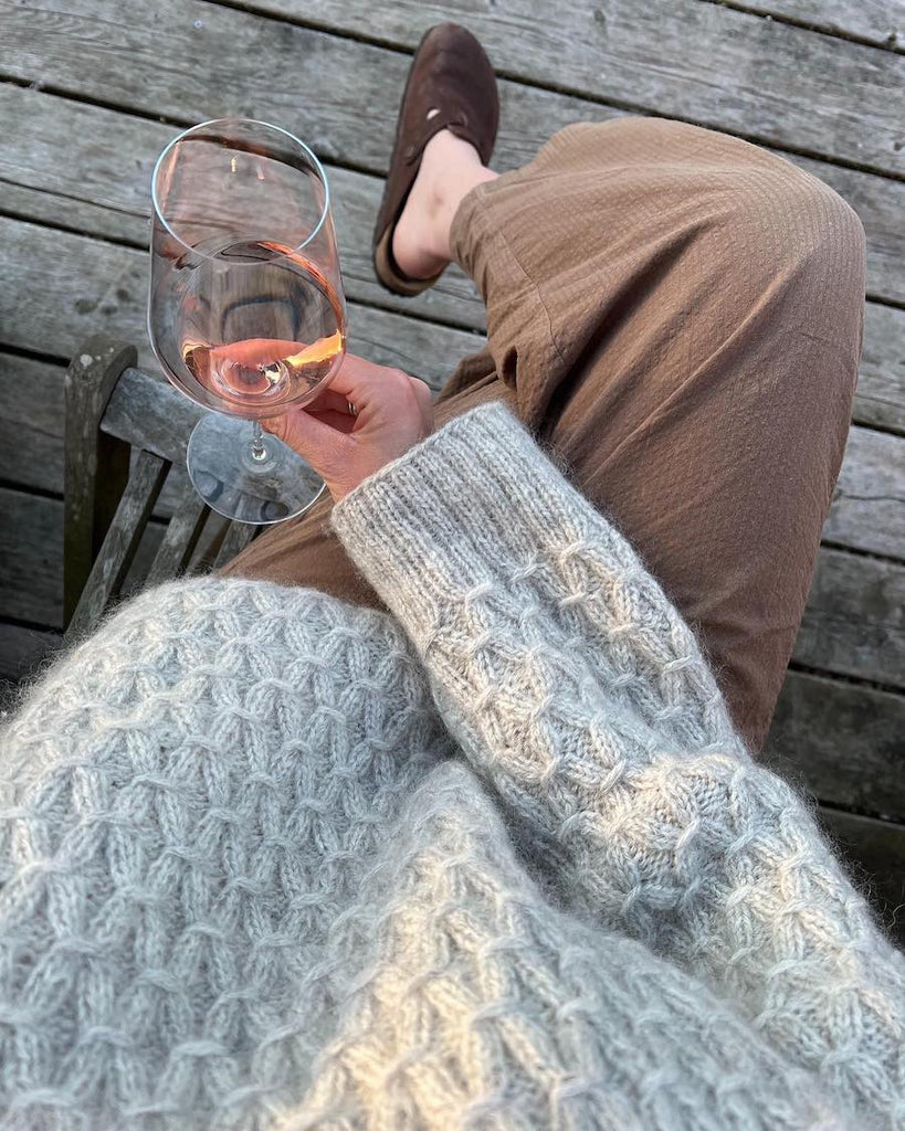 Kvinde iført grå Jenny Sweater