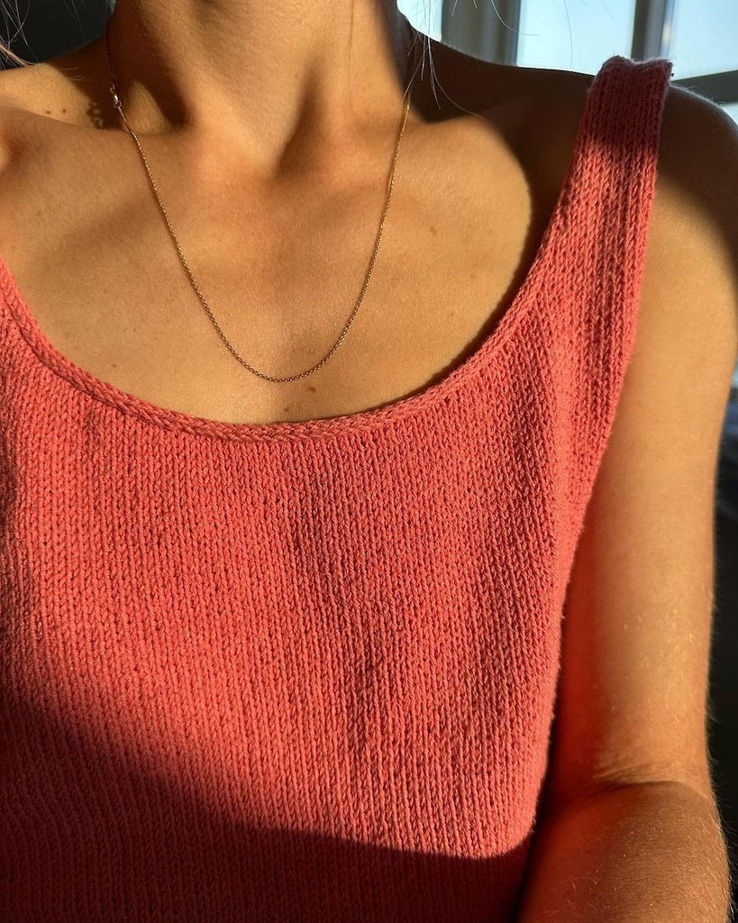 Kvinde iført pink June Top Light