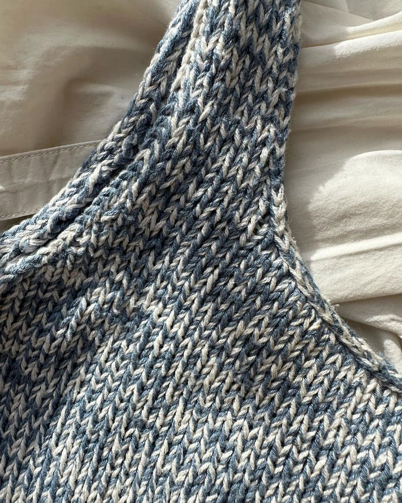 Detaljebillede af blåmeleret June Top