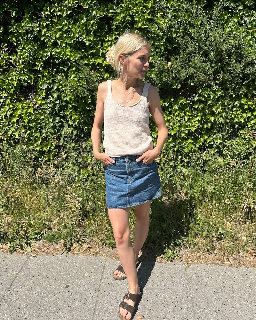 Kvinde iført hvidmelerede June Top