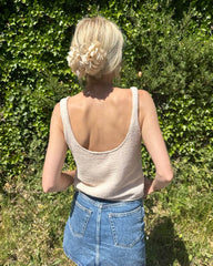 Kvinde iført hvidmelerede June Top