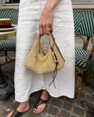 Kvinde holder stor, lysebrun Juno Bag