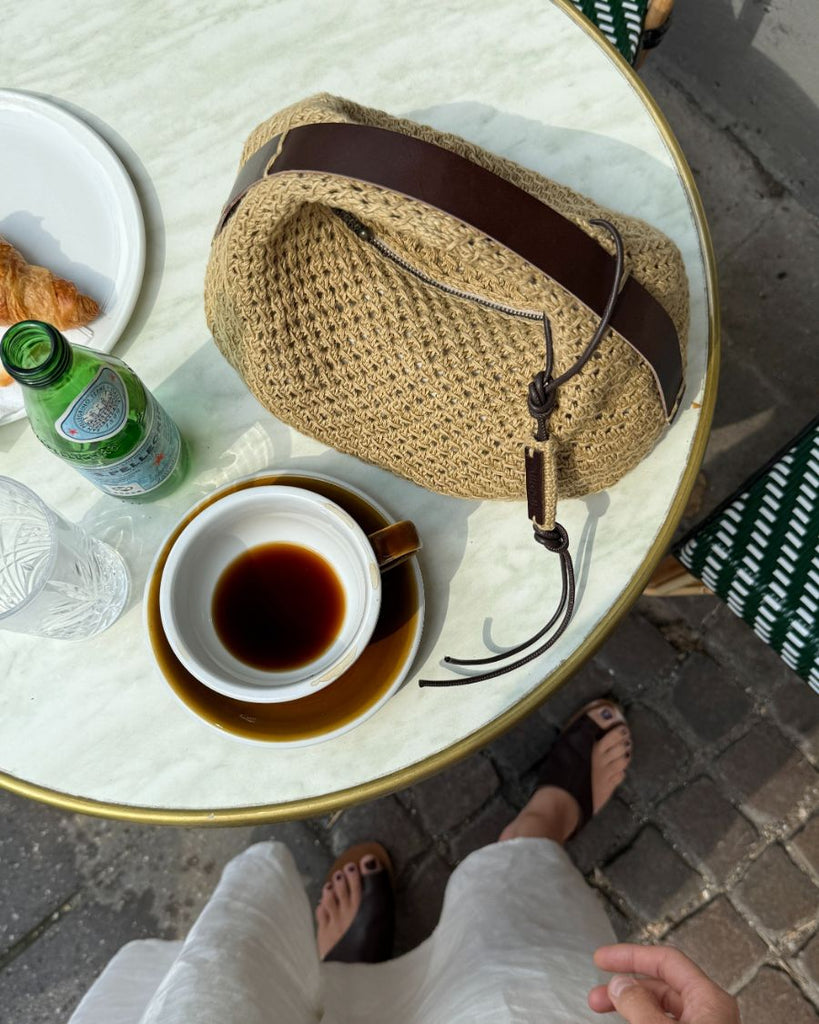 Stor, lysebrun Juno Bag på cafebord