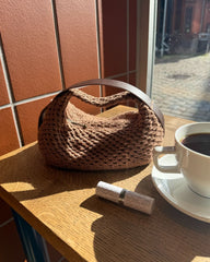 Lille, mørkebrun Juno Bag i vindue