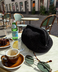 Sort Juno Clutch på cafébord