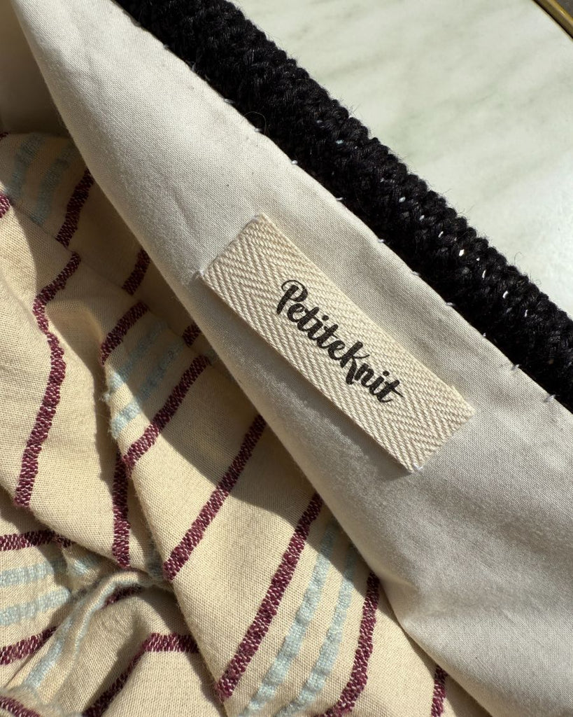 Closeup af sort Juno Clutch stående åben