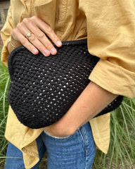 Kvinde med sort Juno Clutch