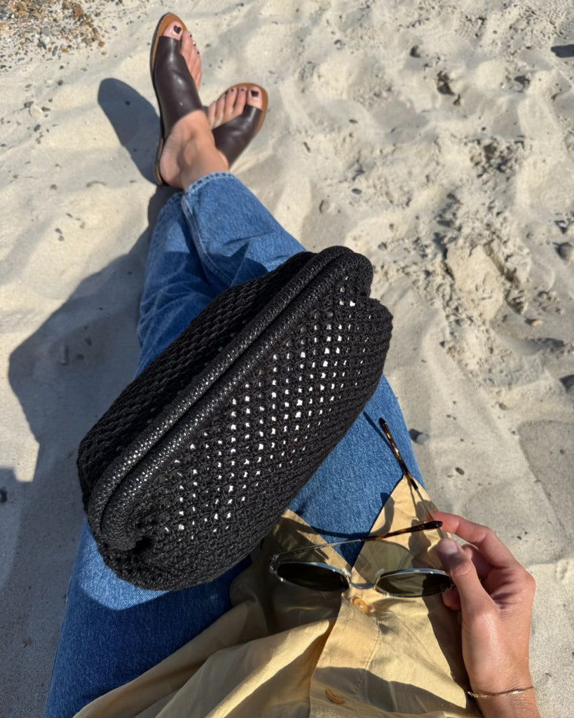 Sort Juno Clutch på stranden