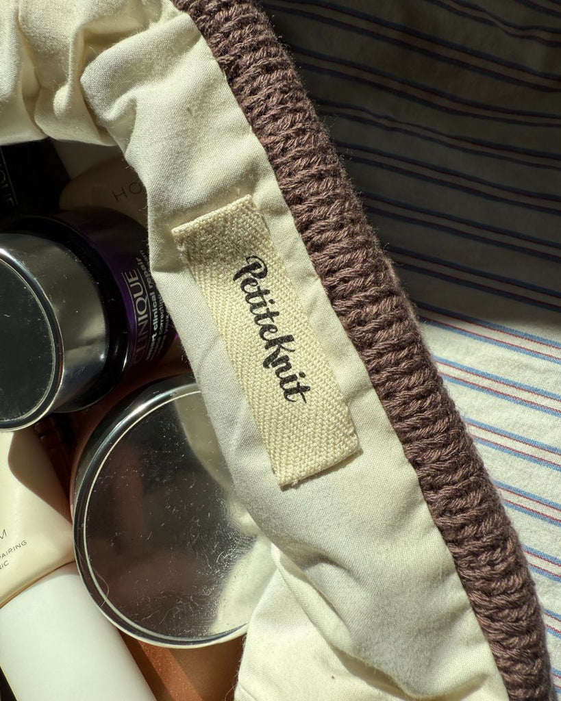 Closeup af åbentstående brun Juno Clutch