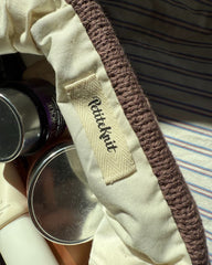 Closeup af åbentstående brun Juno Clutch