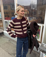 Kvinde iført bordeaux og hvide Key Cardigan