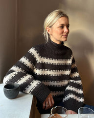 Kvinde iført brun og hvid Key Sweater