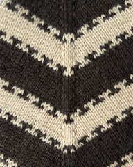 Closeup af brun og hvid Key Sweater