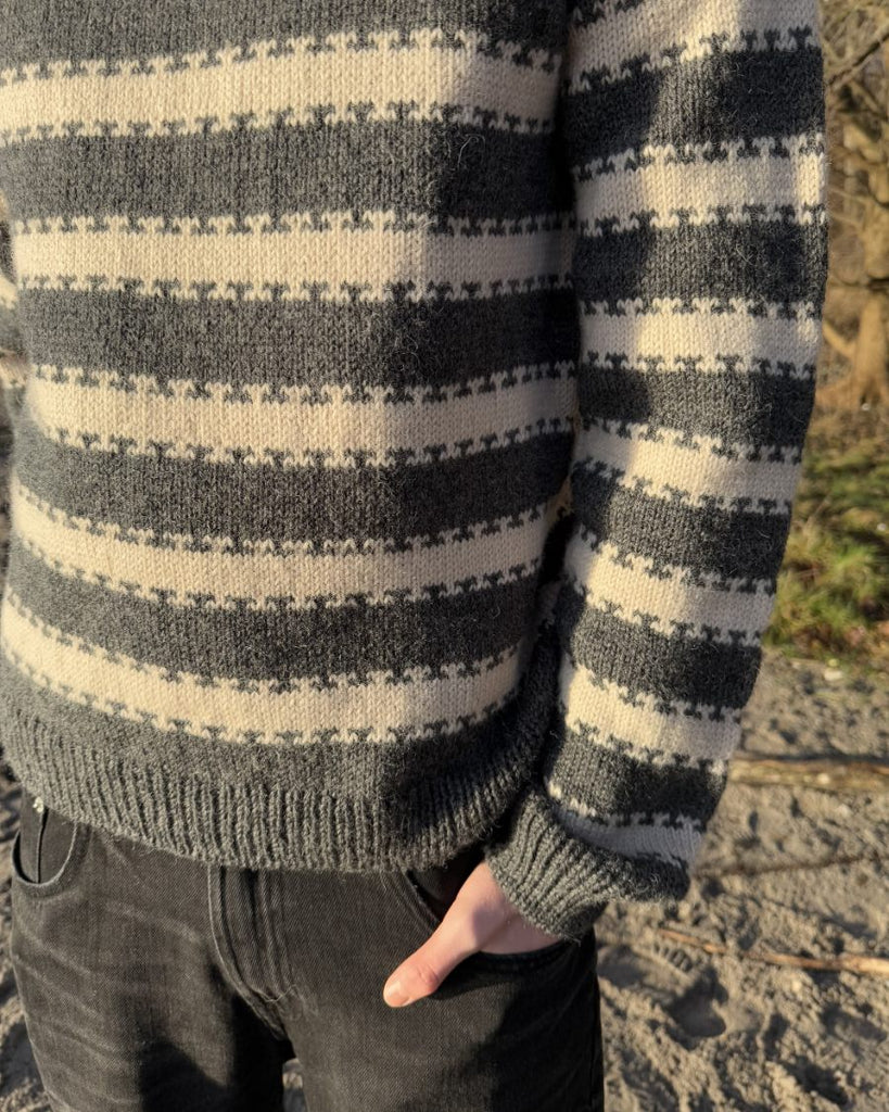 Mand iført hvid og grå Key Sweater Man
