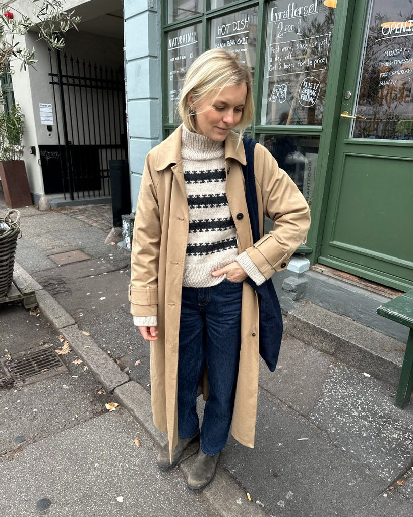 Kvinde iført hvid og grå Key Sweater