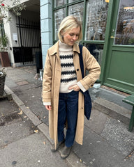 Kvinde iført hvid og grå Key Sweater