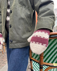 Kvinde iført røde og hvide Key Vanter