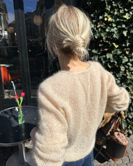 Kvinde iført beige Kumulus Bluse