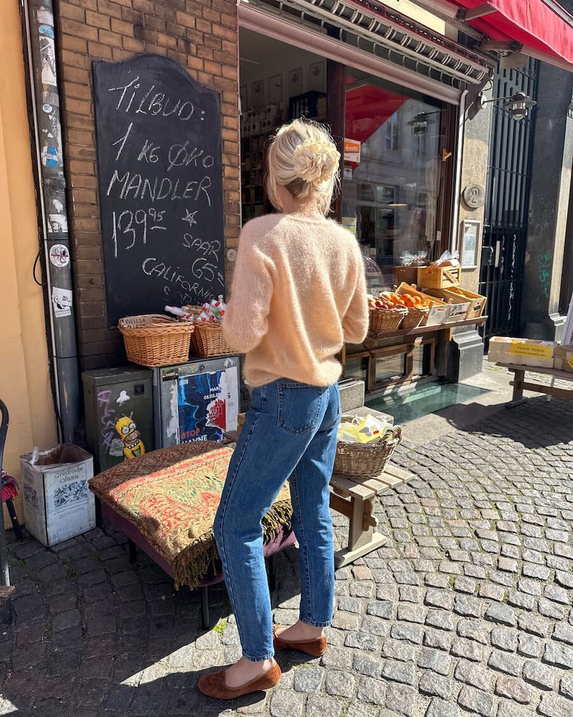 Kvinde iført ferskenfarvet Kumulus Bluse O-neck