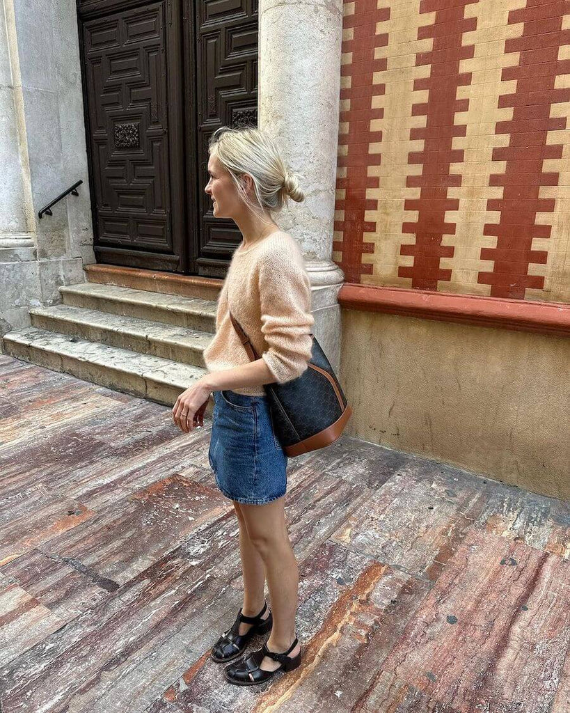 Kvinde iført ferskenfarvet Kumulus Bluse O-neck