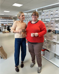 Kvinde iført ferskenfarvet Kumulus Bluse O-neck og kvinde iført rød Kumulus Bluse O-neck